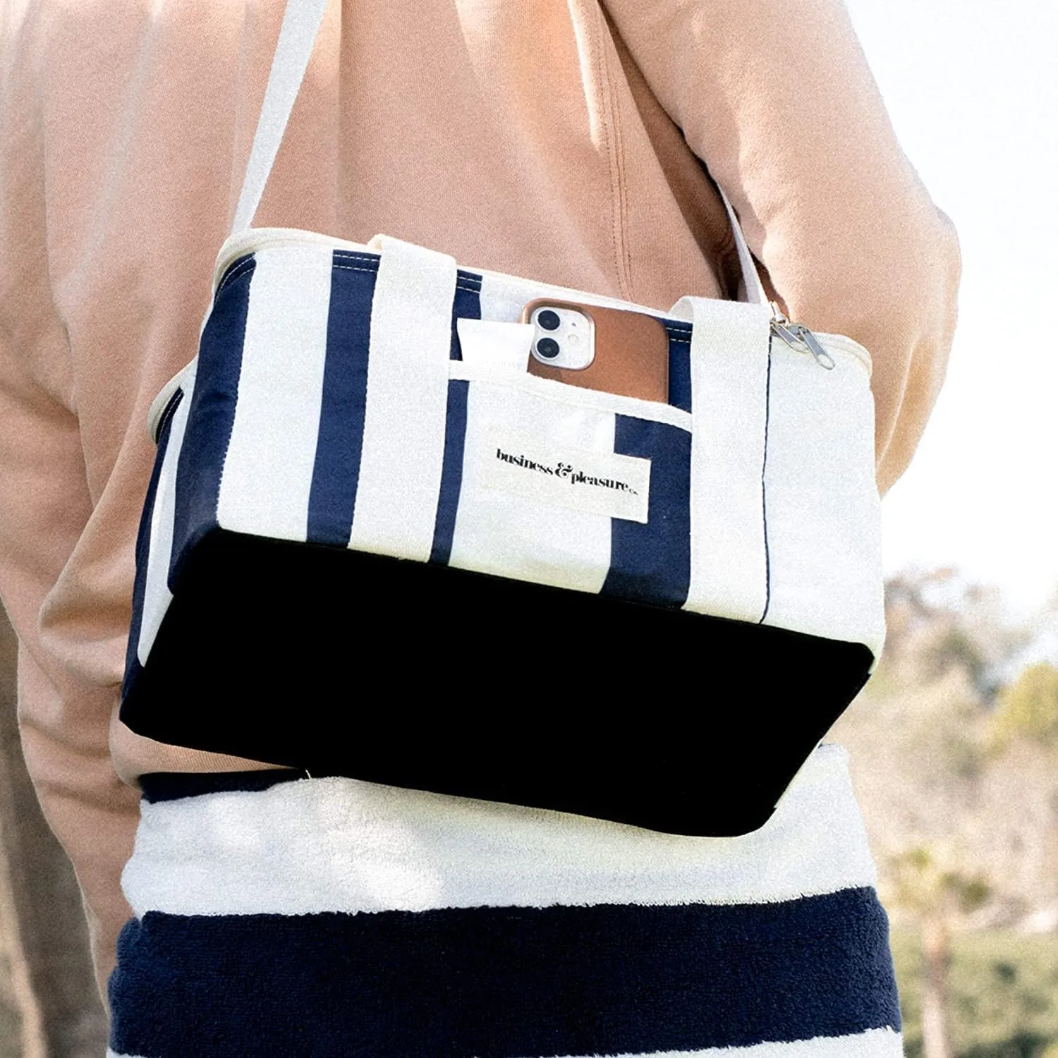 Business & Pleasure Co. Holiday Cooler Bag - Perfect for Beach Days & Picnics - Keeps Food Fresh & Drinks Cold - Cute Vintage Lunch Bag - Insulated Leakproof Lining