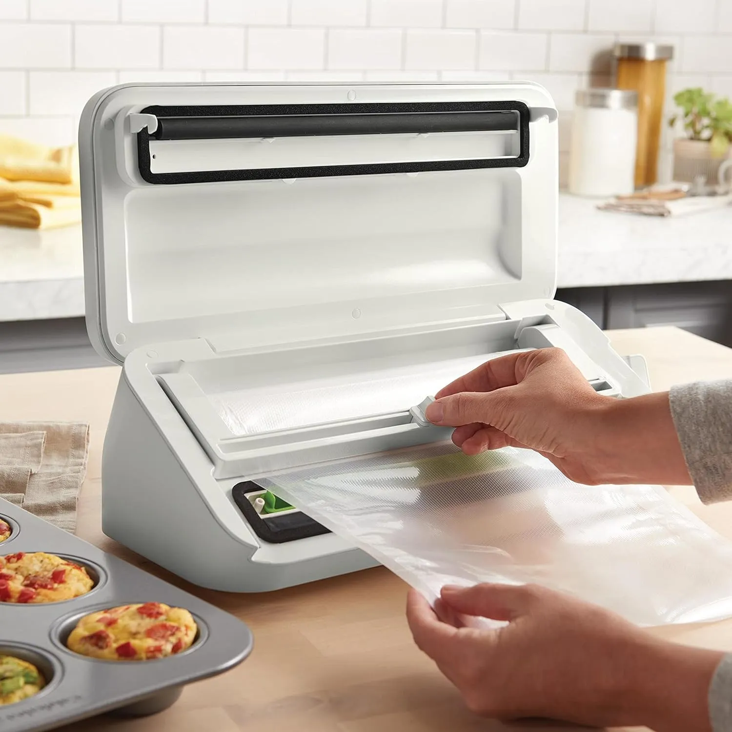 FoodSaver VS2150 Vacuum Sealing System, Food Vacuum Sealer, White/Silver