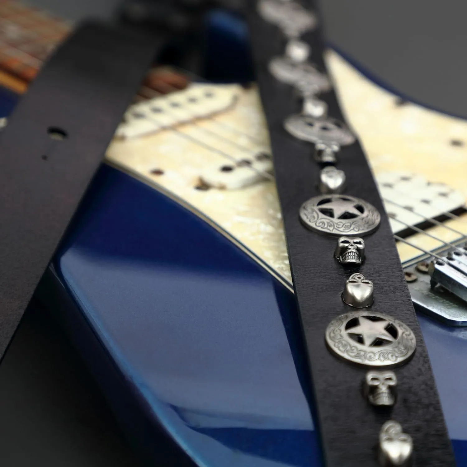 Nefelibata Natural Vegetable Tanned Cowhide Premium Guitar Strap, Handmade, Suitable for Electric Guitar and Bass Guitar (1.5 Inch Wide, Skull Pentagram)