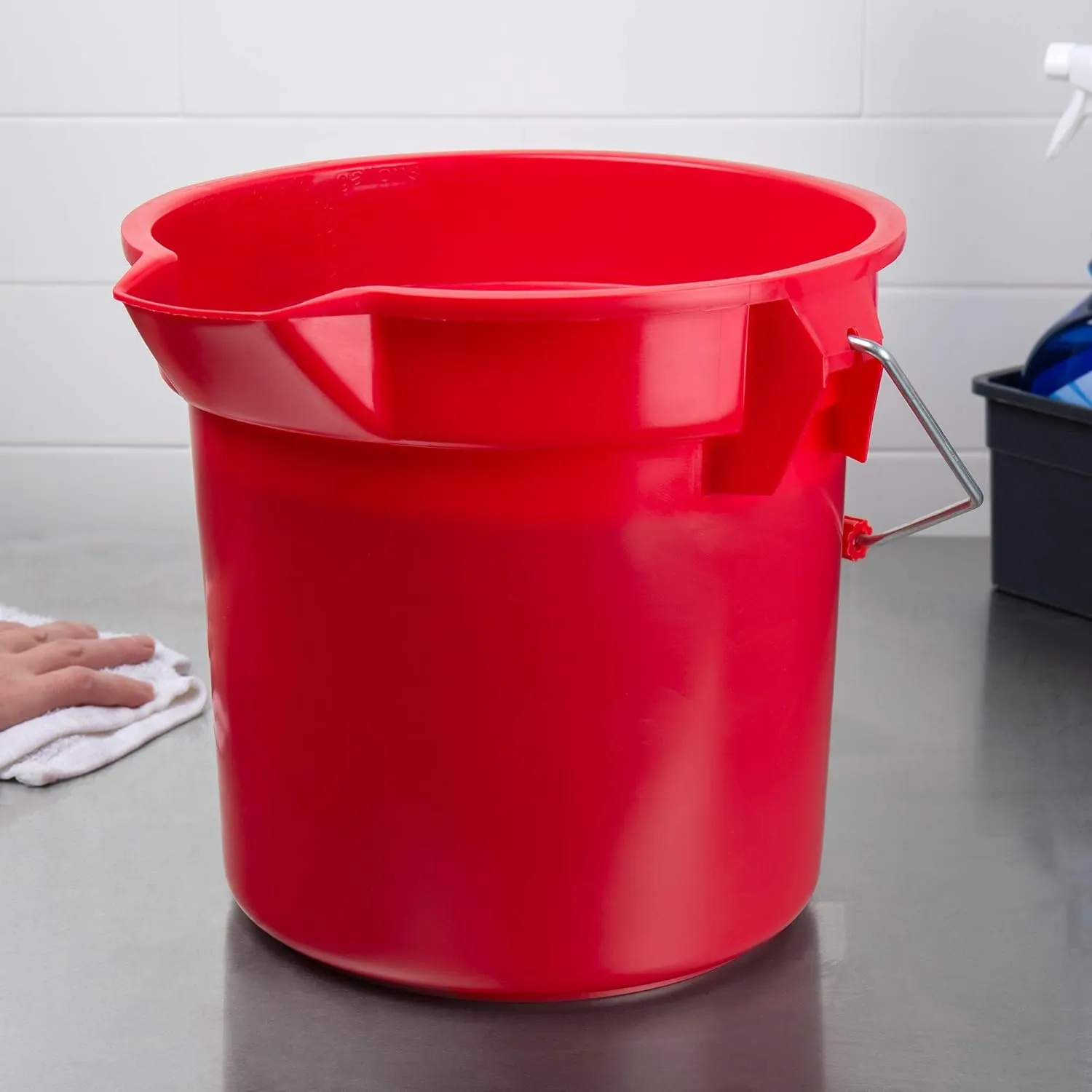 Rubbermaid Commercial Products Brute Heavy-Duty Round Bucket 10-Quart Red Corrosive-Resistant Pail with Handle for Cleaning/Material Transport 1 count